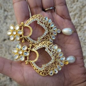 Earrings in white and gold